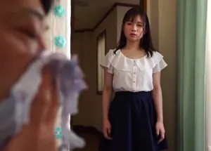 Con gái phát hiện bố dượng biến thái ngửi đồ lót của mình Con gái phát hiện bố dượng biến thái ngửi đồ lót của mình